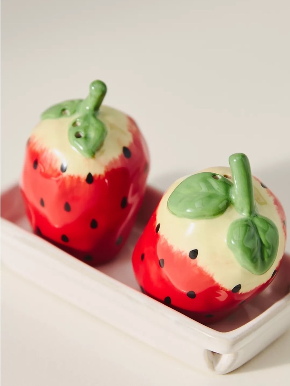 ❤️NWT Anthropologie Strawberry Salt & Pepper Shakers🍓